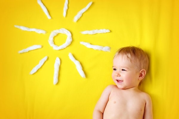 Bổ sung canxi hữu cơ kết hợp với tắm nắng để cơ thể hấp thụ tốt hơn