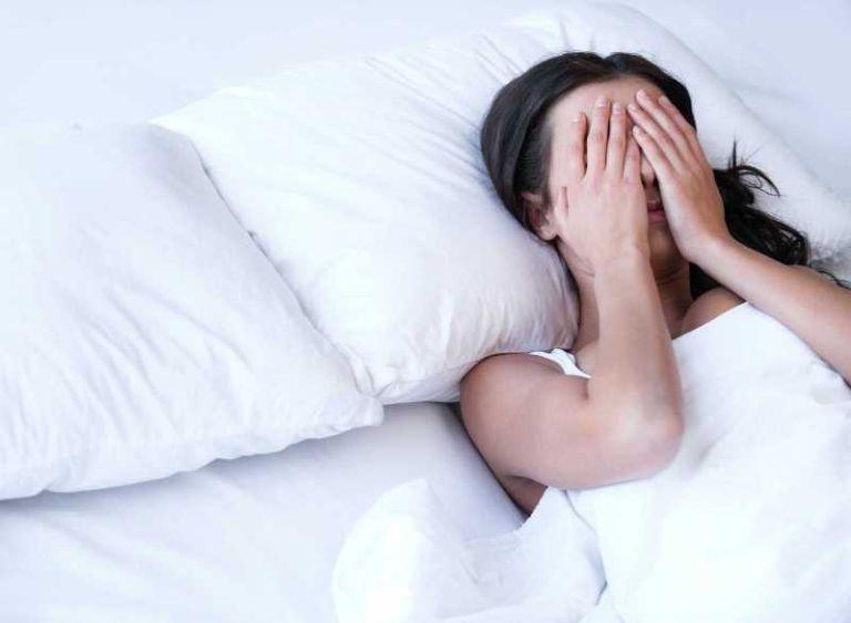 Đau đầu ngủ không sâu giấc là bệnh gì?
