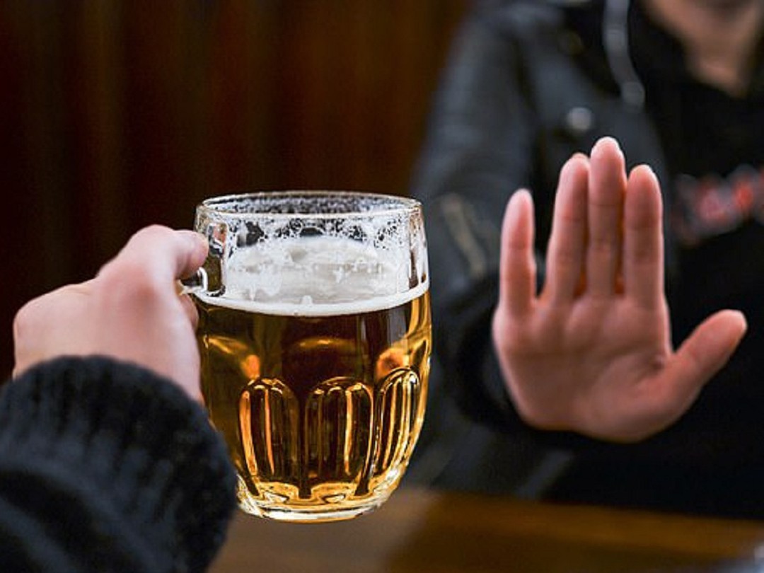 Hạn chế rượu bia để giảm đau đầu