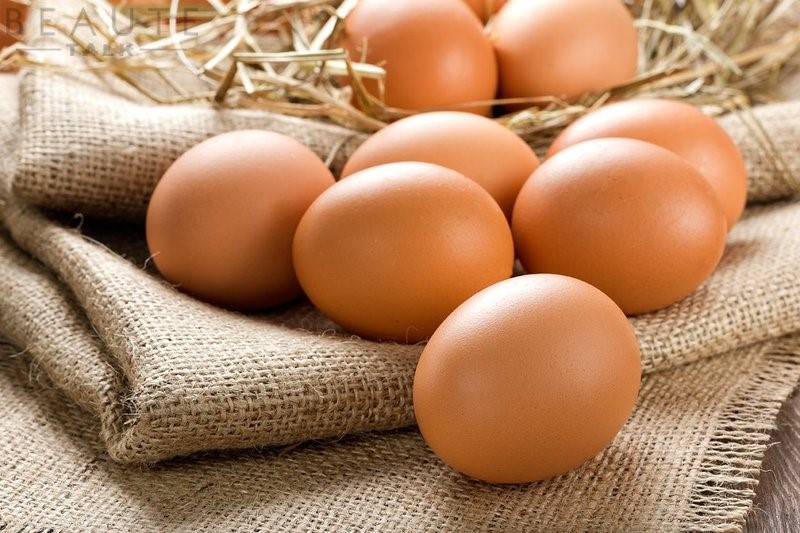  Trứng gà có hàm lượng protein cao giúp tăng lượng epinephrine trong cơ thể, hỗ trợ đại não làm việc tỉnh táo và minh mẫn hơn