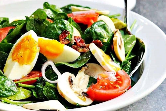 Salad rau chân vịt và trứng đều là những món ăn tốt cho não bộ