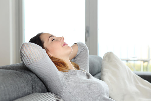 Thư giãn để tinh thần thoải mái sẽ khiến cơn đau thuyên giảm, ít xuất hiện