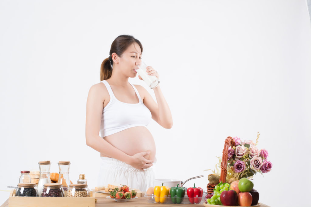 Sữa và chế phẩm từ sữa bổ sung canxi cho bà bầu