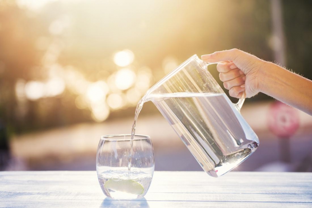 Uống thật nhiều nước để giảm thiểu bị đau đầu chóng mặt